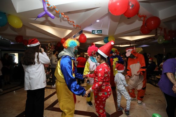 AKDENİZ ÜNİVERSİTESİ HASTANESİ’NDE YENİ YIL COŞKUSU