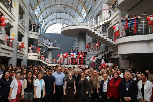 AKDENİZ ÜNİVERSİTESİ HASTANESİ’NDE YENİ YIL COŞKUSU