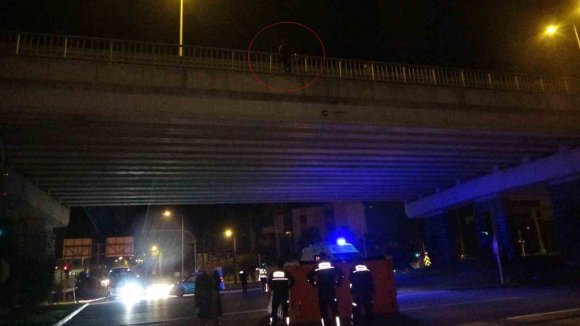 POLİSİN BİR KADINI ÖLÜMÜN UCUNDAN ALDIĞI OLAYDA SÖZLERİYLE PES DEDİRTEN KİŞİ GÖZALTINA ALINDI