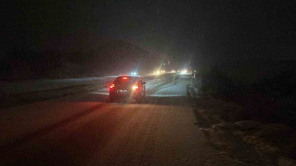 BURDUR’DA KAR YAĞIŞI NEDENİYLE BİRÇOK ARAÇ YOLA KALDI