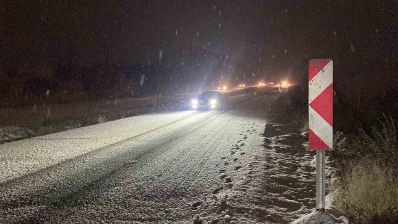 BURDUR’DA KAR YAĞIŞI NEDENİYLE BİRÇOK ARAÇ YOLA KALDI