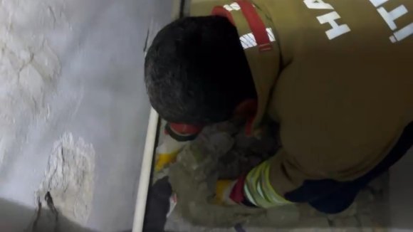 HATAY’DA HAVALANDIRMA BOŞLUĞUNA DÜŞEN YAVRU KEDİ KURTARILDI