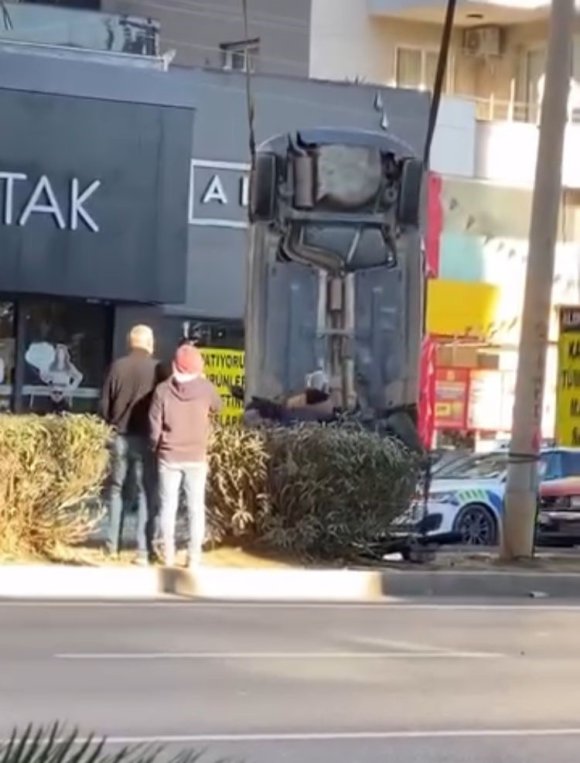 OTOMOBİLİN TAKLA ATIP TERS DÖNDÜĞÜ ANLAR KAMERAYA YANSIDI