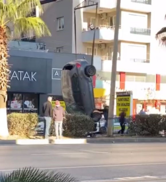 OTOMOBİLİN TAKLA ATIP TERS DÖNDÜĞÜ ANLAR KAMERAYA YANSIDI