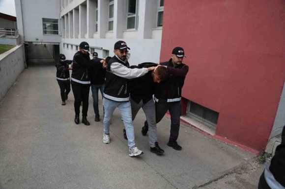 TUTUKLANAN SUÇ ÖRGÜTÜ ÜYELERİ 19 YAŞINDAKİ GENCİ DE ÖLDÜRMÜŞ