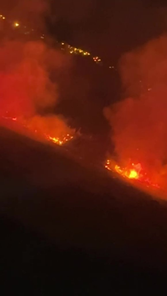 DAVA NEDENİYLE KAPATILAN YOLDAN GEÇEMEYEN İTFAİYE YANGINA ULAŞMAKTA GÜÇLÜK ÇEKTİ