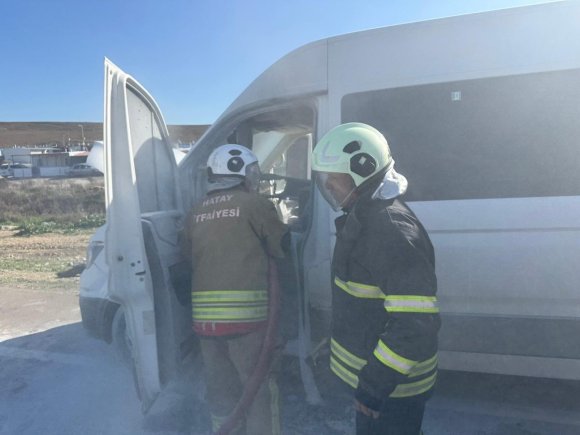 ANTAKYA’DA SEYİR HALİNDEKİ MİNİBÜSTE KORKUTAN YANGIN