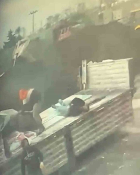 TIRDAN YÜK İNDİREN ŞAHSA YILDIRIM İSABET ETTİĞİ ANLAR KAMERADA