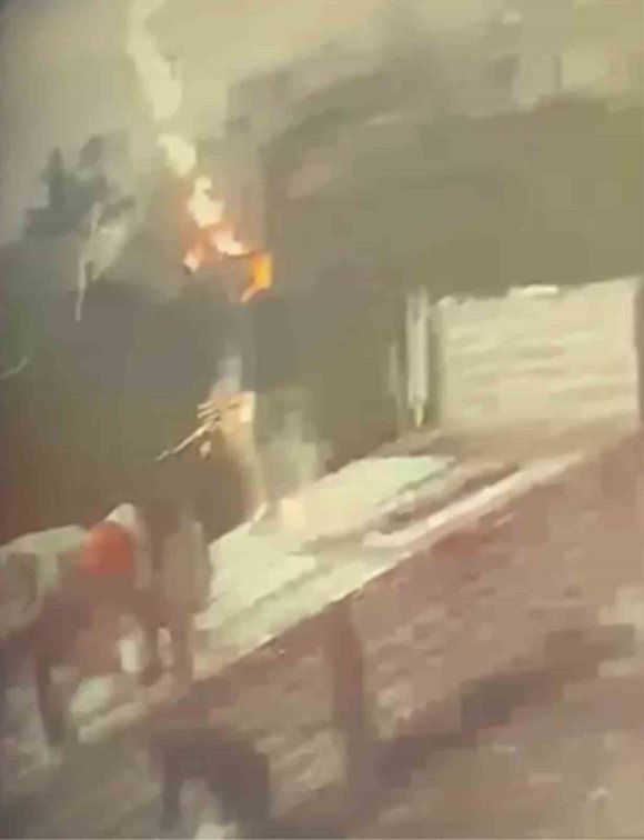 TIRDAN YÜK İNDİREN ŞAHSA YILDIRIM İSABET ETTİĞİ ANLAR KAMERADA