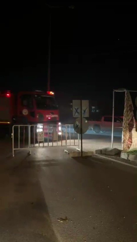 DAVA NEDENİYLE KAPATILAN YOLDAN GEÇEMEYEN İTFAİYE YANGINA ULAŞMAKTA GÜÇLÜK ÇEKTİ