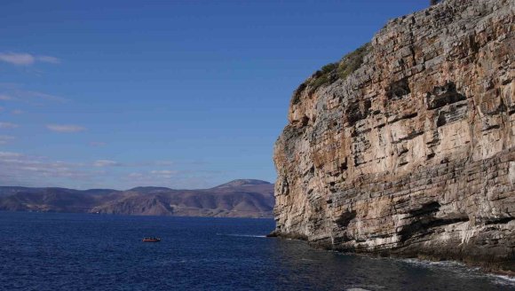 MERSİN’DE SARP KAYALIKLARDA MAHSUR KALAN KEÇİ NEFES KESEN OPERASYONLA KURTARILDI
