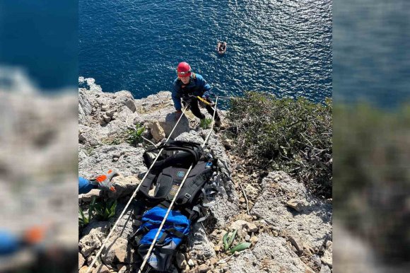 MERSİN’DE SARP KAYALIKLARDA MAHSUR KALAN KEÇİ NEFES KESEN OPERASYONLA KURTARILDI