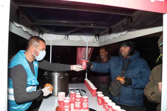 YÜREĞİR BELEDİYESİ’NDEN VATANDAŞA SICAK ÇORBA İKRAMI