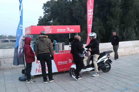 YÜREĞİR BELEDİYESİ’NDEN VATANDAŞA SICAK ÇORBA İKRAMI