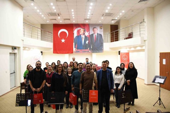 ŞEHİT YAKINLARI VE GAZİLER İÇİN "AY YILDIZ" KOROSU KURULDU