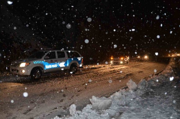ANTALYA-KONYA KARAYOLUNDA KAR YAĞIŞI BAŞLADI