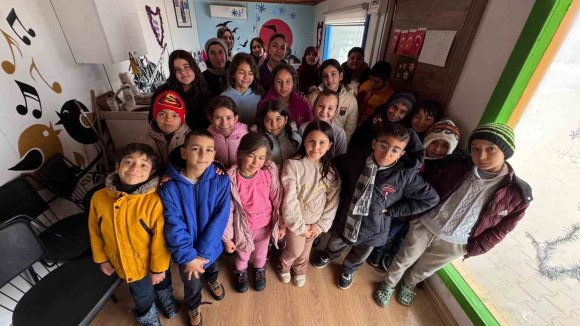 TÜRKİYE’NİN DÖRT BİR YANINDAN GÖNDERİLEN YILBAŞI İKRAMLIKLARI ÖĞRENCİLERE ULAŞTIRILDI