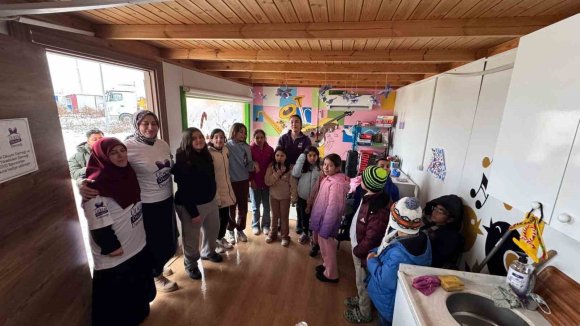 TÜRKİYE’NİN DÖRT BİR YANINDAN GÖNDERİLEN YILBAŞI İKRAMLIKLARI ÖĞRENCİLERE ULAŞTIRILDI