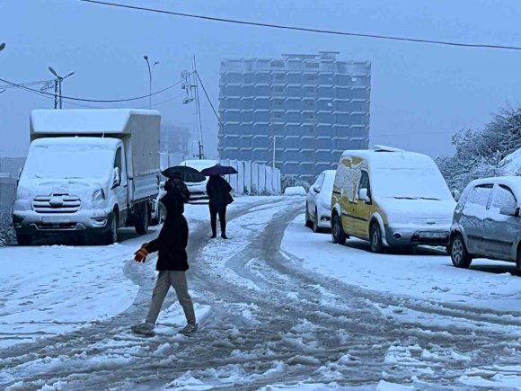 KAR YAĞIŞI HATAY’I BEYAZA BÜRÜDÜ, 2 İLÇEDE OKULLAR TATİL EDİLDİ
