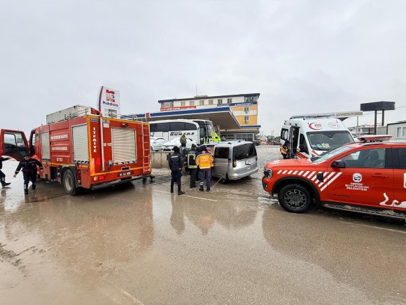 DUVARA ÇARPAN HAFİF TİCARİ ARACIN SÜRÜCÜSÜ YARALANDI