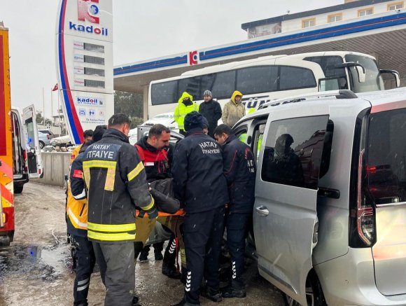 DUVARA ÇARPAN HAFİF TİCARİ ARACIN SÜRÜCÜSÜ YARALANDI