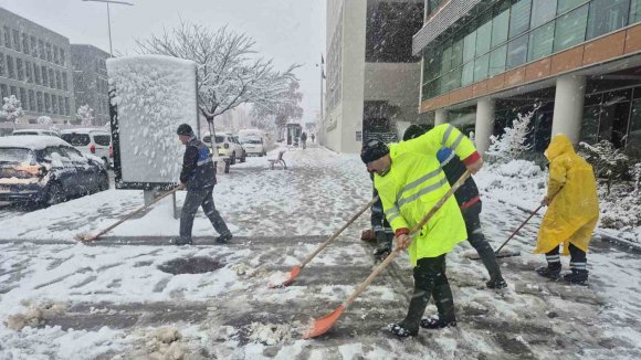 KAHRAMANMARAŞ’TA YAYA YOLLARI TEMİZLENİYOR