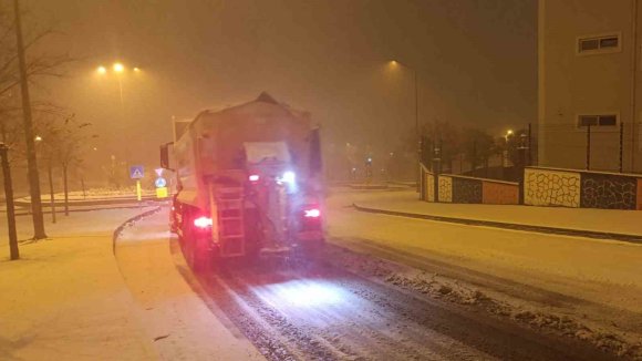 KAHRAMANMARAŞ’TA BELEDİYE EKİPLERİNİN KAR MESAİSİ
