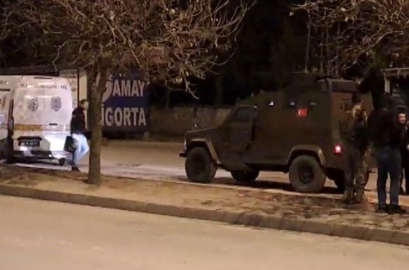 KAHRAMANMARAŞ’TA ŞÜPHELİ ARAÇTAN EL YAPIMI PATLAYICI ÇIKTI