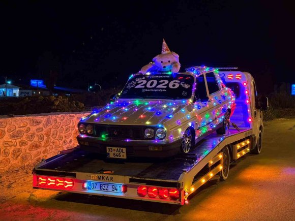 LED IŞIKLARLA SÜSLENEN TOROS DİKKAT ÇEKTİ