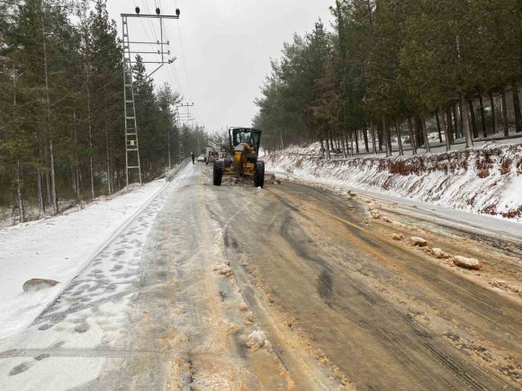 OSMANİYE’DE KAR ETKİSİNİ ARTIRDI, 2 İLÇEDE EĞİTİME ARA VERİLDİ