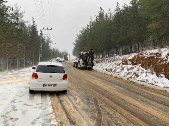 OSMANİYE’DE KAR ETKİSİNİ ARTIRDI, 2 İLÇEDE EĞİTİME ARA VERİLDİ