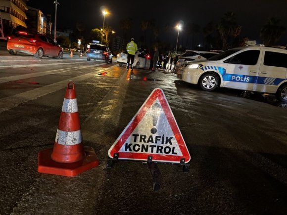 TRAFİK UYGULAMASINDA ALKOLLÜ ÇIKTI, GAZETECİYE SALDIRDI