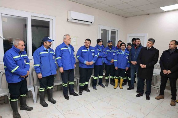 ŞENER, YENİ YIL GECESİNDE KAMU ÇALIŞANLARIYLA BULUŞTU