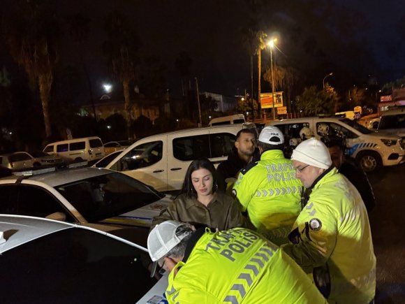 TRAFİK UYGULAMASINDA ALKOLLÜ ÇIKTI, GAZETECİYE SALDIRDI