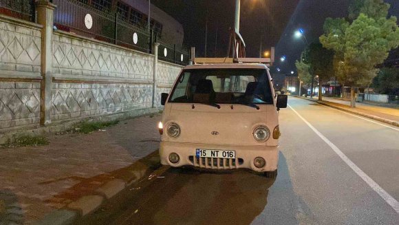 POLİSİ GÖRÜNCE KALDIRIMA ÇIKAN ALKOLLÜ SÜRÜCÜ POLİS EKİPLERİN DİKKATİ SAYESİNDE YAKALANDI