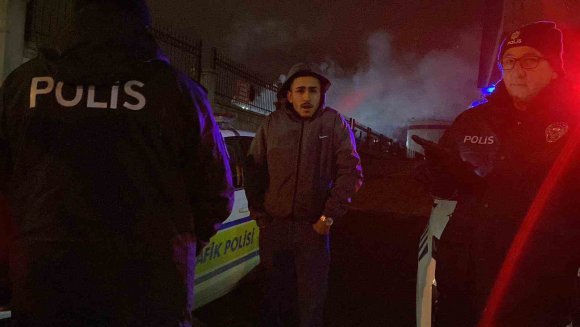 POLİSİ GÖRÜNCE KALDIRIMA ÇIKAN ALKOLLÜ SÜRÜCÜ POLİS EKİPLERİN DİKKATİ SAYESİNDE YAKALANDI