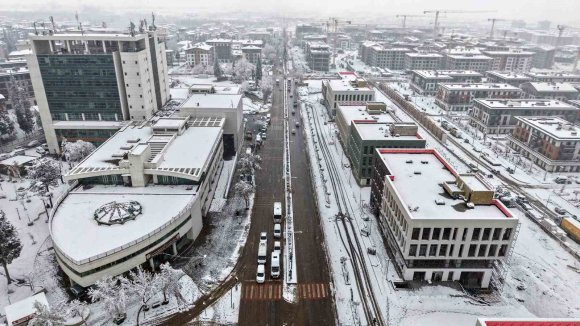 KAHRAMANMARAŞ’TA KAR SEVİNCİ YAŞANIRKEN, EKİPLER DE SAHADA GÖREV YAPIYOR