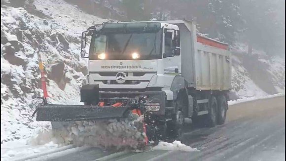 MERSİN’İN YÜKSEK KESİMLERİNDE KARLA MÜCADELE SÜRÜYOR