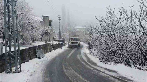 MERSİN’İN YÜKSEK KESİMLERİNDE KARLA MÜCADELE SÜRÜYOR