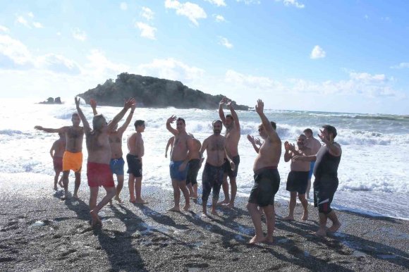 MERSİN’DE GELENEK BOZULMADI, YENİ YILIN İLK GÜNÜNDE DENİZE GİRDİLER