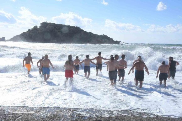 MERSİN’DE GELENEK BOZULMADI, YENİ YILIN İLK GÜNÜNDE DENİZE GİRDİLER