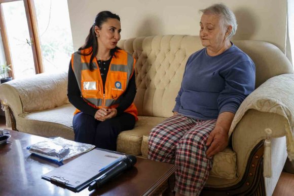 YAŞLI KADININ BİNDİĞİ OTOBÜSTE UNUTTUĞU CÜZDAN EVİNE KADAR GETİRİLİP TESLİM EDİLDİ