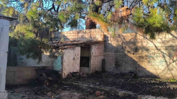 YANGININ EVE SIÇRAMAMASI İÇİN ALEVLERE HORTUMLARLA MÜDAHALE ETTİLER