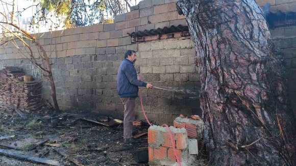 YANGININ EVE SIÇRAMAMASI İÇİN ALEVLERE HORTUMLARLA MÜDAHALE ETTİLER