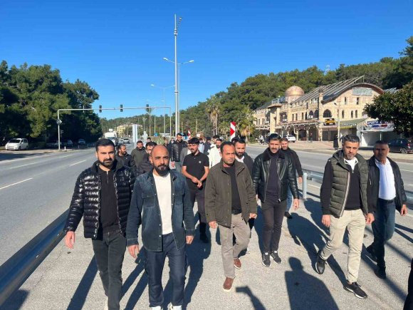 YOL VE KAVŞAK DÜZENLEMESİNDE ’MÜŞTERİ KAYBI’ ENDİŞESİ ESNAFI SOKAĞA DÖKTÜ