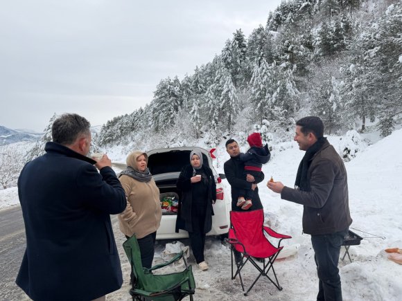 ADANA’DA KARLA MÜCADELE: MAHSUR KALAN ARAÇLAR KURTARILIRKEN VATANDAŞLARA DA SICAK İÇECEK İKRAMI YAPILDI