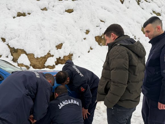 ADANA’DA KARLA MÜCADELE: MAHSUR KALAN ARAÇLAR KURTARILIRKEN VATANDAŞLARA DA SICAK İÇECEK İKRAMI YAPILDI