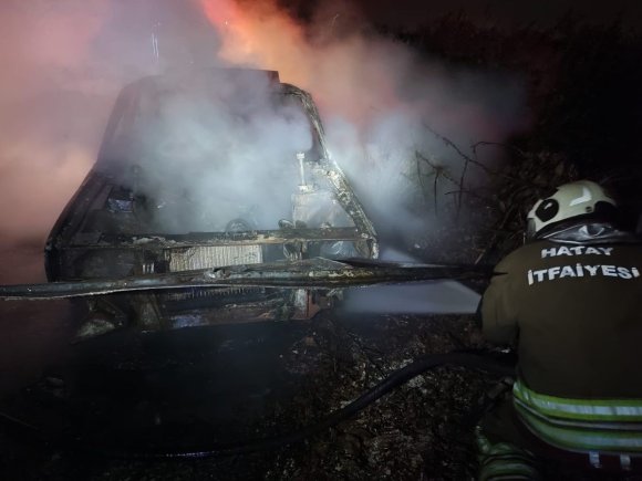 DÖRTYOL’DA YANAN OTOMOBİL KULLANILMAZ HALE GELDİ