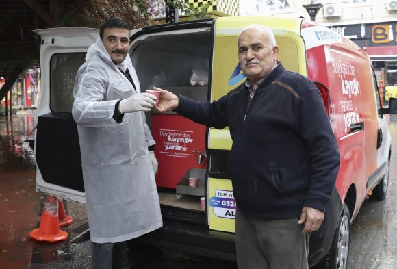 MERSİN’DE VATANDAŞLARA SOĞUK HAVADA KAYNAR İKRAMI