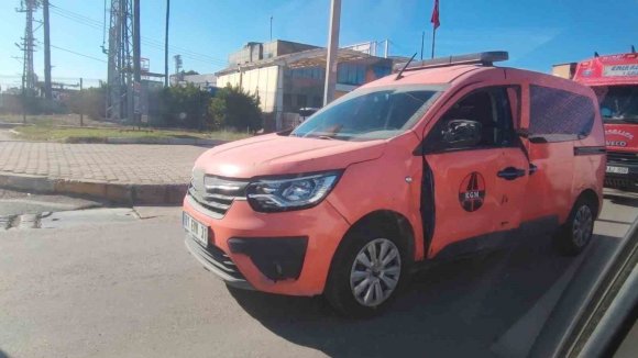 EMNİYET KEMERİNİ KAZALI KAPIYA BAĞLADI